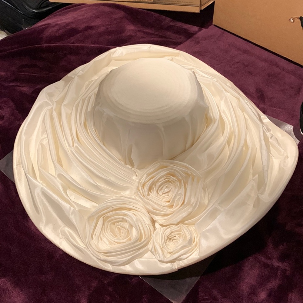 Gorgeous Wedding hat, new unworn